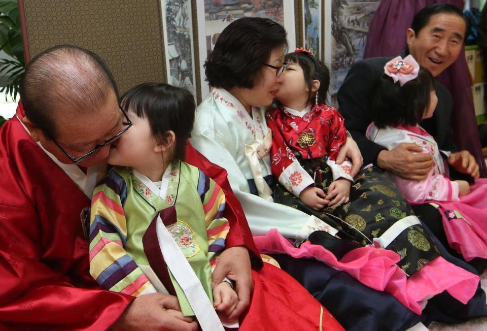 新生兒出生率降低，南韓逐步邁向高齡化社會。圖為新年期間，首爾的幼兒園孩童穿著傳統韓服向長輩拜年。（東方IC）