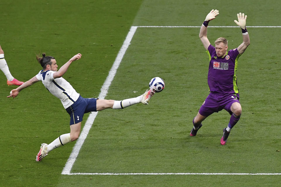 Gareth Bale (izquierda) anota el primer gol de Tottenham en el partido contra Sheffield United por la Liga Premier inglesa, el domingo 2 de mayo de 2021. (Justin Setterfield/Pool vía AP)