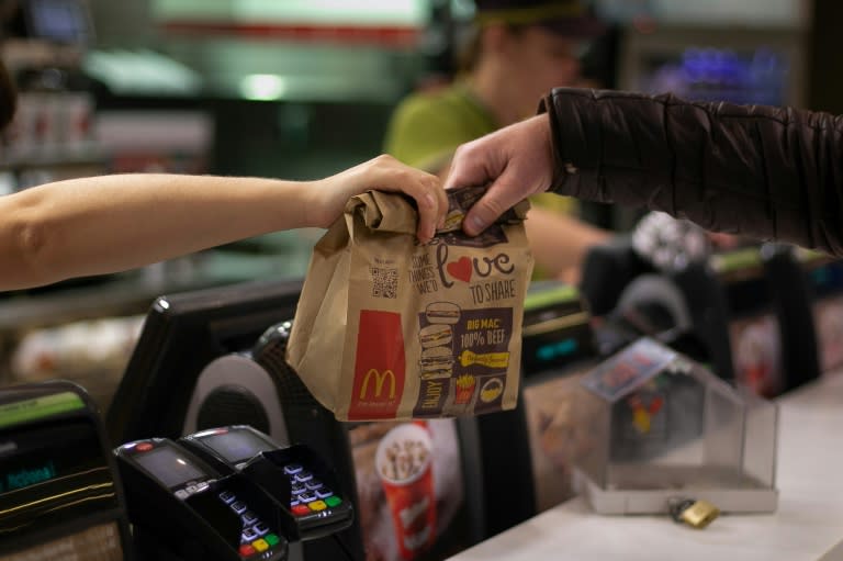 Die Deutsche Umwelthilfe (DUH) hat die Fastfoodkette McDonald's mit dem "Goldenen Geier" für die "dreisteste Umweltlüge" ausgezeichnet. McDonald's werbe damit, eigenen Müll zu recyceln und so zum Ressourcenschutz beizutragen (Daniel LEAL)