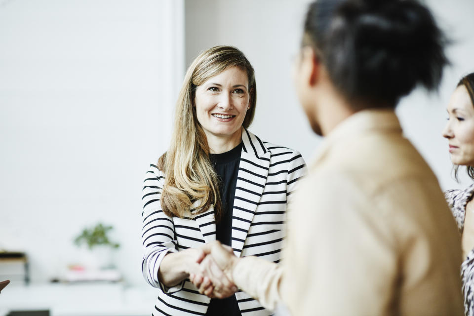 <p>Estos profesionales se encargan de asesorar a los clientes para que ahorren tanto económicamente como en el consumo de energía. Su salario medio es de 37.811 euros y hay numerosas vacantes para gente sin experiencia. (Foto: Getty Images).</p> 