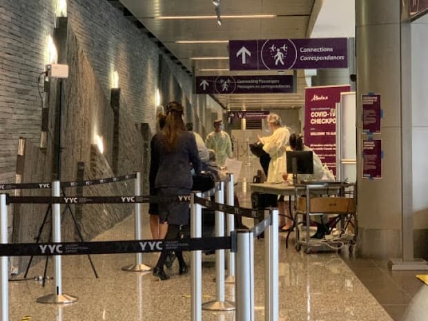 Alberta has not adopted the federal Contraventions Act, which allows police to issue tickets and fines instead of launching a criminal investigation when international travellers who land in the province refuse to quarantine at a designated hotel. (Audrey Neveu/Radio-Canada - image credit)