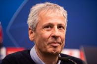 .. ebenso für den BVB, wurde später sogar Vereinsmitglied. Und in einem Interview gab er zu Protokoll: "Ich habe Bayern aufs Stadion gespuckt." Mal sehen, ob Trainer Lucien Favre (Bild) und seine Dortmunder dieses Jahr den Bayern Titel streitig machen und die Promi-Fans glücklich machen können ... (Bild: Maja Hitij/Getty Images)