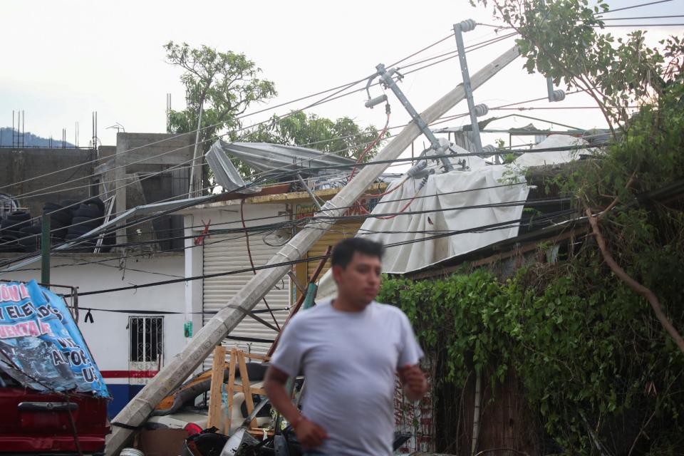 5級颶風歐蒂斯10月25日登陸墨西哥阿卡普爾科，釀成慘重災情，許多電線桿被吹倒。路透社