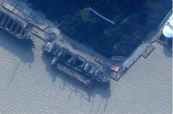 近日有衛星拍到遭受制裁的俄羅斯貨輪，滿載北韓武器並停靠在中國港口內的照片。   圖：翻攝自 騰訊網
