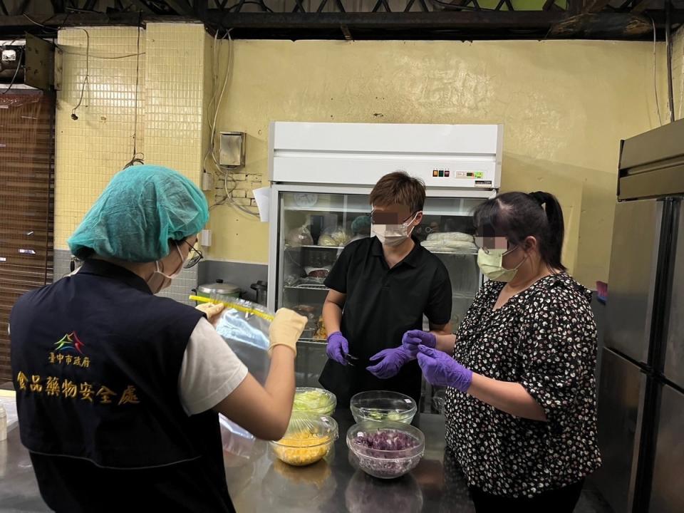 全大運疑似發生選手集體食物中毒，台中市衛生局派員至飯店採檢。   圖：台中市政府/提供