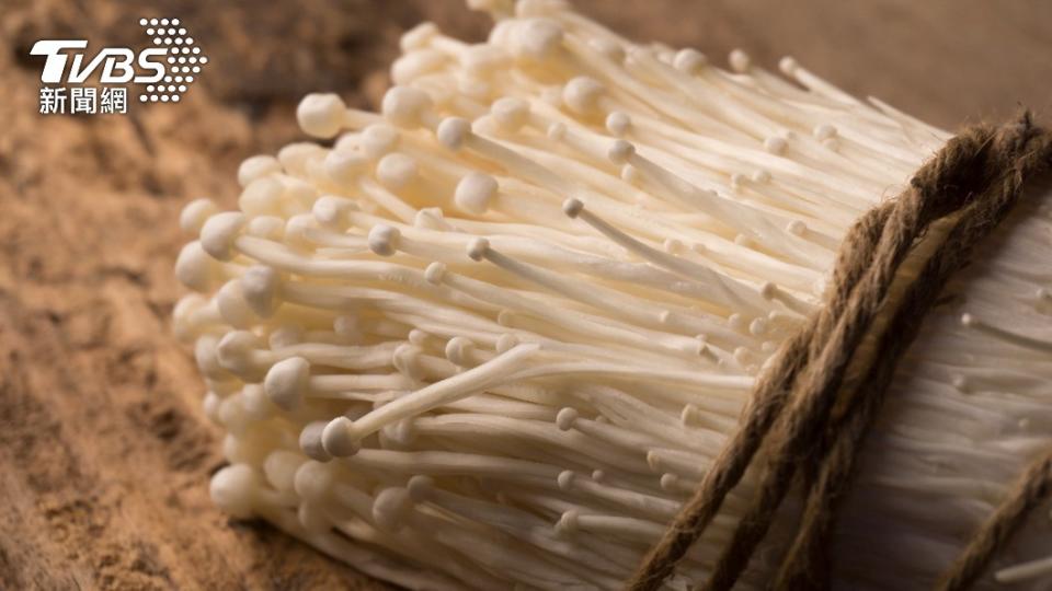 其實在烹煮與咀嚼的過程中，金針菇就已經釋放出營養物質。（示意圖／shutterstock達志影像）