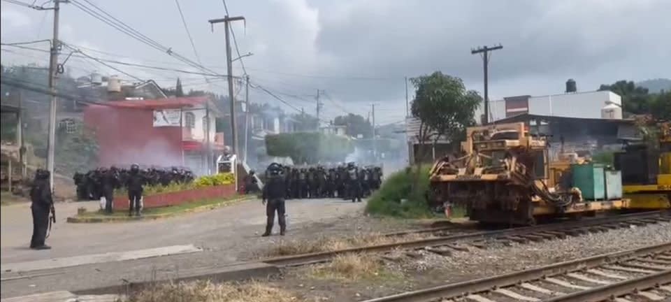 Maestros y policías se enfrentan en Caltzontzin, Michoacán, hay 7 heridos
