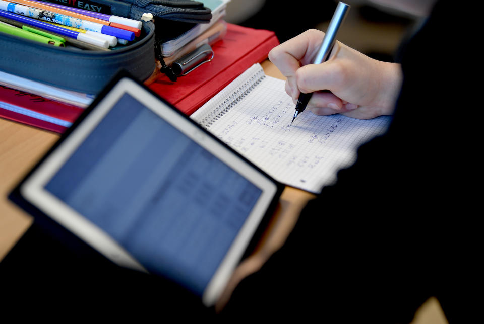 Das sogenannte “digitale Klassenzimmer” treibt die Ausgaben in die Höhe. (Bild: Britta Pedersen/dpa-Zentralbild/dpa)