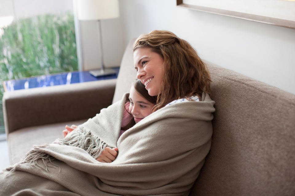 Eine Kuscheldecke wertet das eigene Wohnzimmer merklich auf. (Symbolbild: Getty Images)