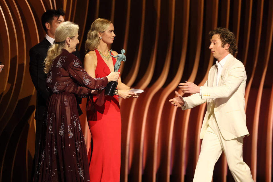 Emily Blunt, Meryl Streep y Anne Hathaway le entregan el premio a Jeremy Allen White en los SAG Awards 2024 (Robert Gauthier / Los Angeles Times via Getty Images)