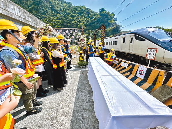 台鐵公司2日在太魯閣號事故發生地點旁舉行追思音樂會，罹難者家屬手拿玫瑰花緬懷死者，列車在上午9時28分45秒經過，鳴笛30秒致意。（王志偉攝）