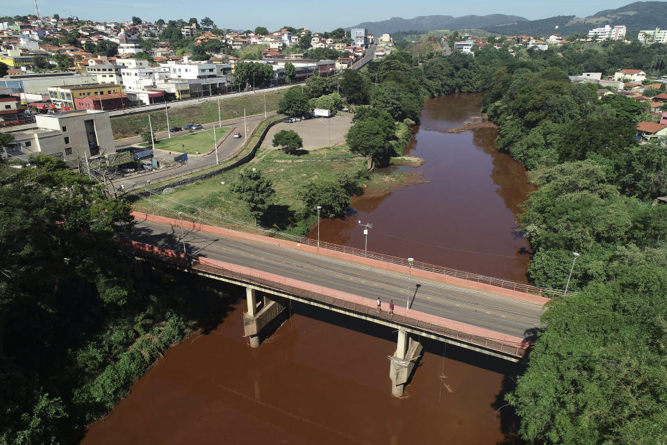 A view of the Paraobeba River in Brumadinho, Brazil, Friday, Feb. 1, 2019, polluted a week ago when a dam holding back mine waste collapsed. A Brazilian environmental group has begun testing river water in areas to measure the level of toxicity and assess risks to human and other forms of life. (AP Photo/Andre Penner)