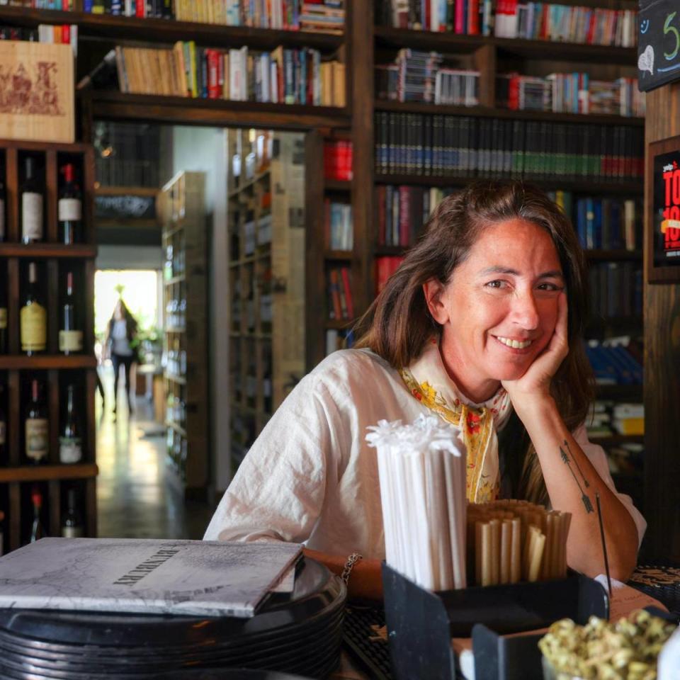 La gerente de hospitalidad de Bunbury, Alina Patalino, en la barra, frente a la puerta de corredera secreta que da acceso al restaurante. "Esta es mi casa", dice del restaurante. Carl Juste cjuste@miamiherald.com
