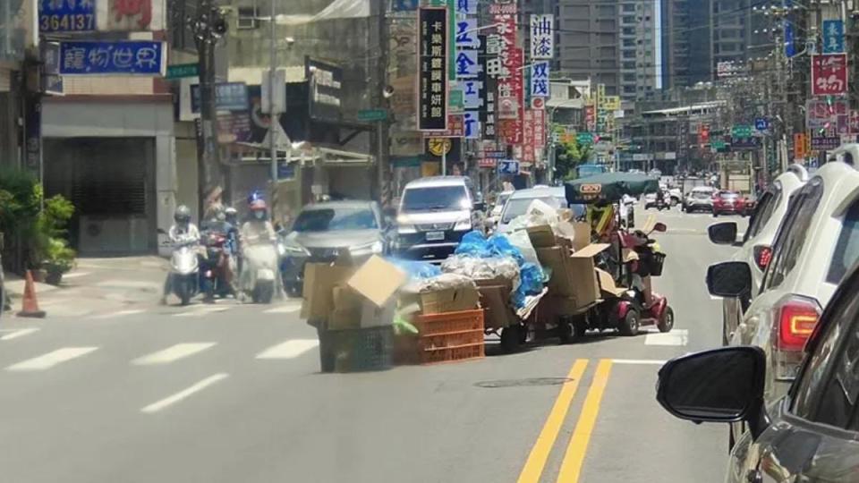 桃園阿嬤電動代步車變貪食蛇。（圖／翻攝自爆料公社臉書）