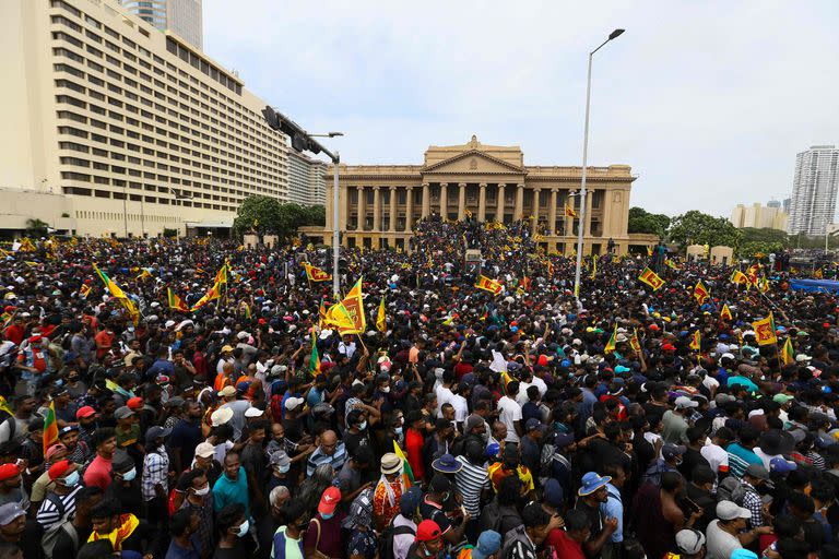 Los manifestantes participan en una protesta frente a la oficina del presidente en Colombo el 9 de julio de 2022