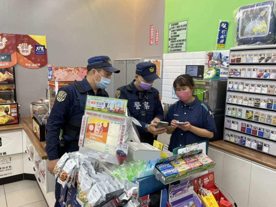 員警協助超商店員下載警政ＡＰＰ。（羅東派出所提供）