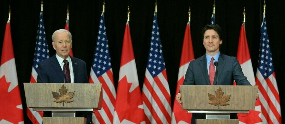 Joe Biden et Justin Trudeau se sont entretenus mercredi au sujet des incendies dévastateurs qui frappent le Canada.  - Credit:MANDEL NGAN / AFP