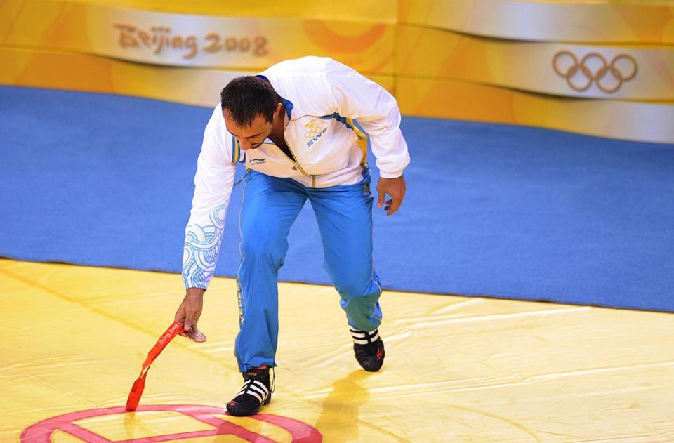 2008: Ara Abrahamian Places Bronze Medal on Floor