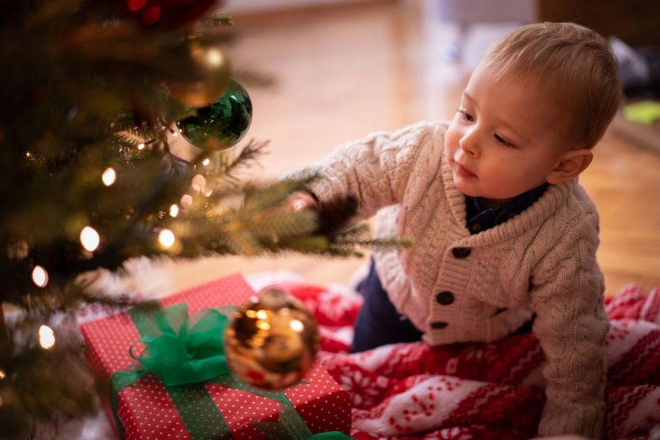 Kleinkinder und Weihnachtsbäume können dank diesem schlauen Trick jetzt nebeneinander existieren. Foto: Getty Images