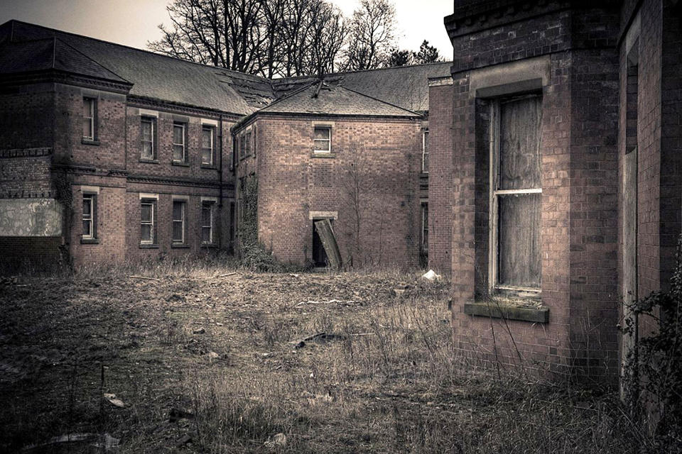 <p>An exterior view of Rauceby, an abandoned mental asylum in Lincolnshire. (Photo: Simon Robson/Caters News) </p>