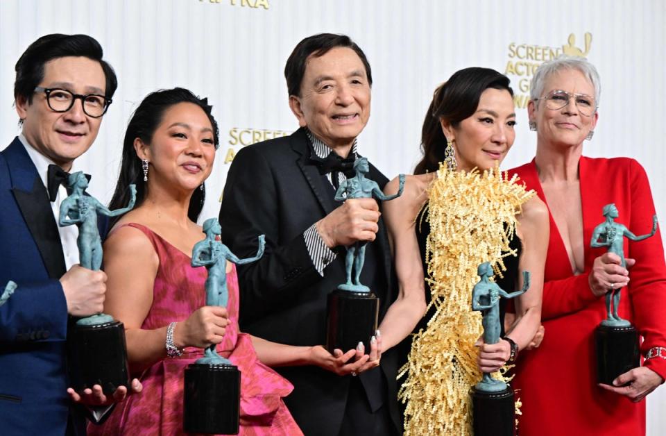 Michelle Yeoh, Ke Huy Quan, Stephanie Hsu, Jamie Lee Curtis and James Hong pose with the award for Outstanding Performance by a Cast in a Motion Picture for ‘Everything Everywhere All at Once’ (AFP via Getty Images)