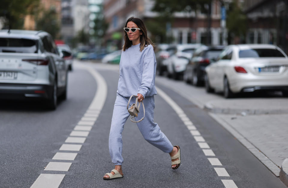 Elise Seitz con sandalias Birkenstock Arizona. Las ventas de tacones altos cayeron un 71% en 2020 (Getty Images)