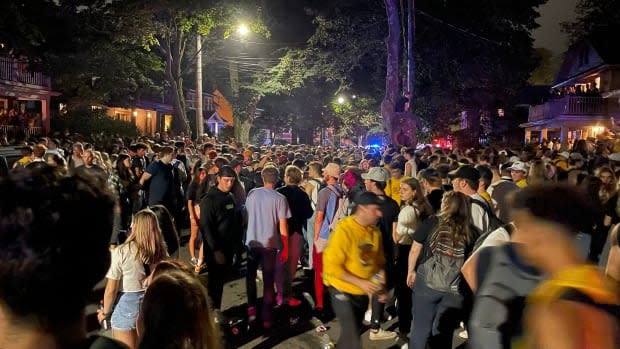 Halifax police say thousands of people attended the Saturday evening gathering on Jennings Street. (Mark Doiron/Radio-Canada - image credit)