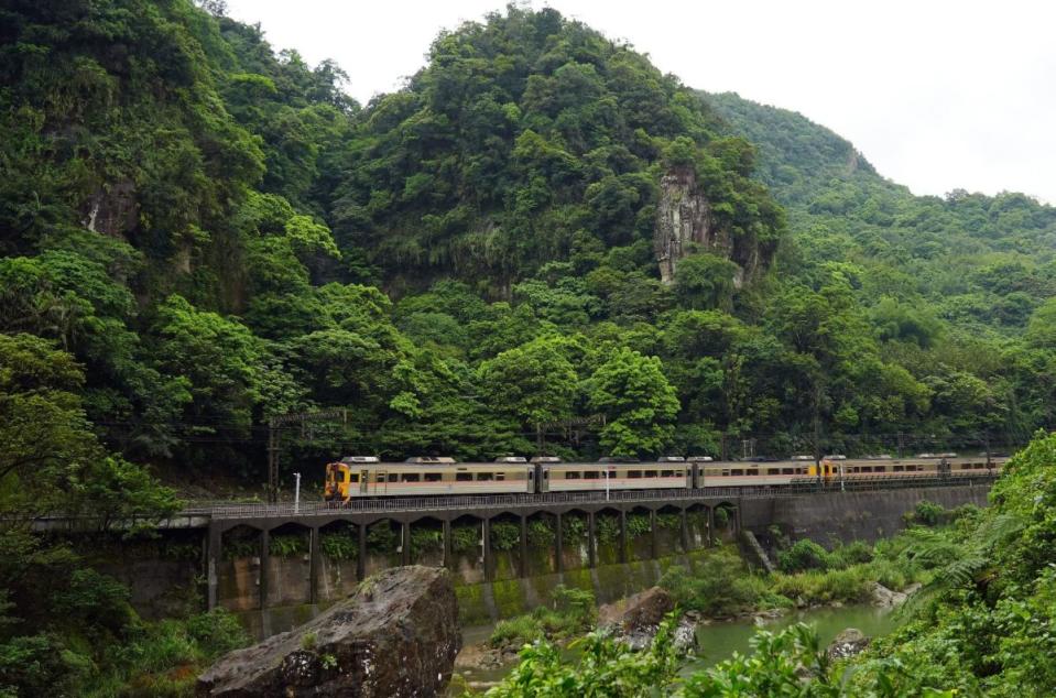 柴聯自強號曾是台鐵東部幹線及非電氣化區間的運輸主力。（圖：鐵道迷三貂石提供）