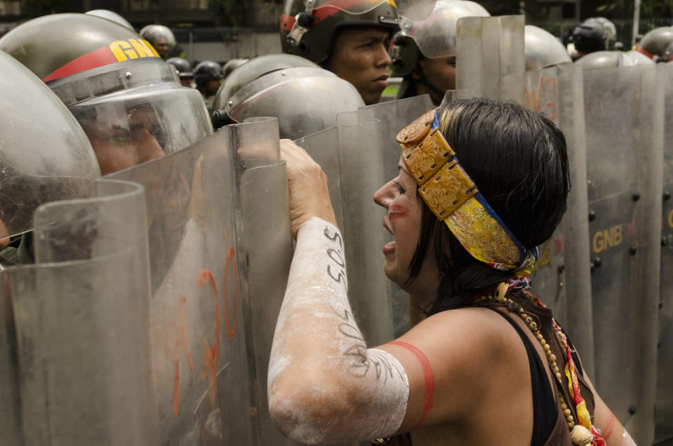 In der venezolanischen Hauptstadt Caracas protestieren etliche Bürger für die Absetzung des Präsidenten Nicolas Maduro. (ddp images/Newzulu/Eduardo Galin)