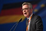 <p>Bundesinnenminister Thomas de Maizière (CDU) hält sich im Mittelfeld auf Platz fünf des Politbarometers. </p>