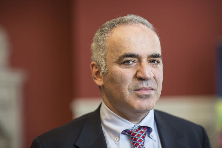 Garry Kasparov le echó en cara a Macron la tibieza de Europa con Putin tras la anexión de Crimea en 2014 