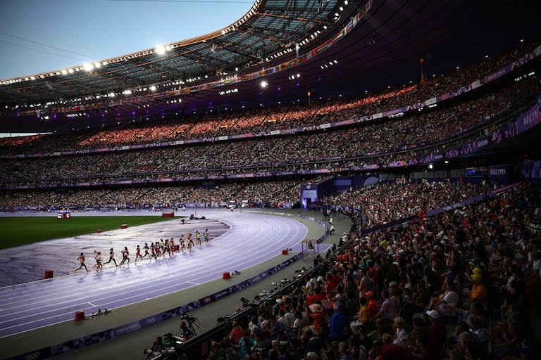 Los atletas compiten en la final femenina de 10.000 m de la prueba de atletismo de los Juegos Olímpicos de París 2024