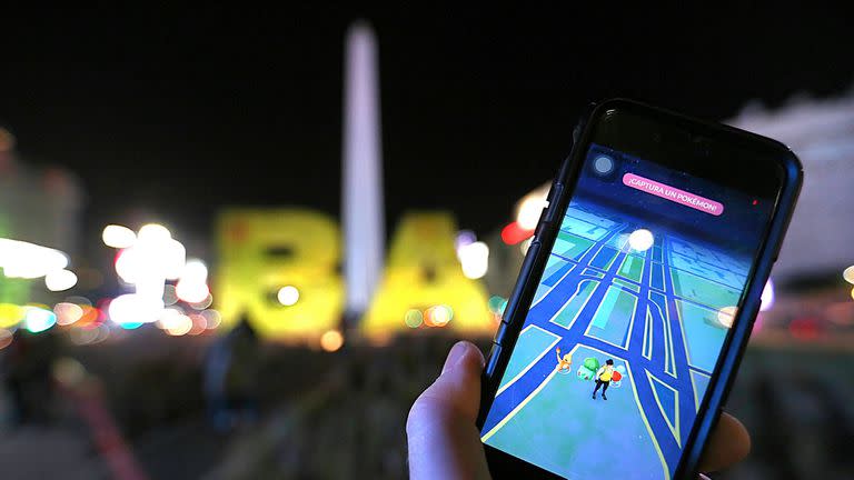 Una partida de Pokémon Go frente al Obelisco, en Buenos Aires