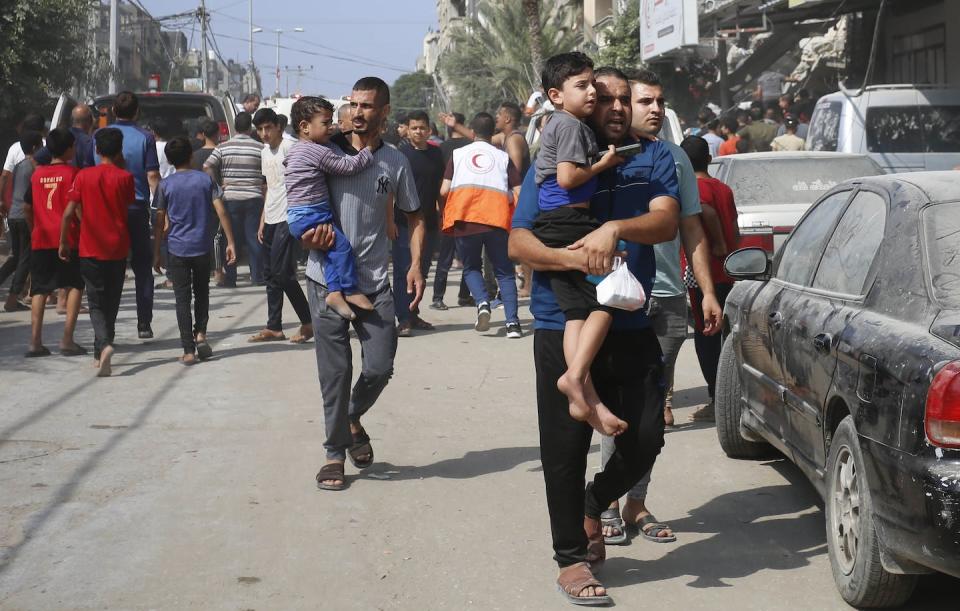 Palestinian families leave areas in Gaza on Oct. 24, 2023. <a href="https://www.gettyimages.com/detail/news-photo/palestinians-with-kids-leave-the-area-for-safer-spots-as-news-photo/1742046372?adppopup=true" rel="nofollow noopener" target="_blank" data-ylk="slk:Ashraf Amra/Anadolu via Getty Images;elm:context_link;itc:0;sec:content-canvas" class="link ">Ashraf Amra/Anadolu via Getty Images</a>