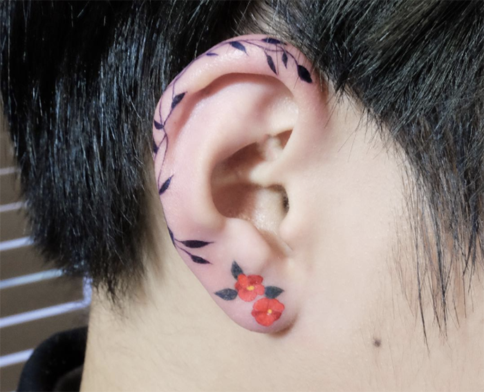 ear tattoo by instagramer Zihnee_tattoo