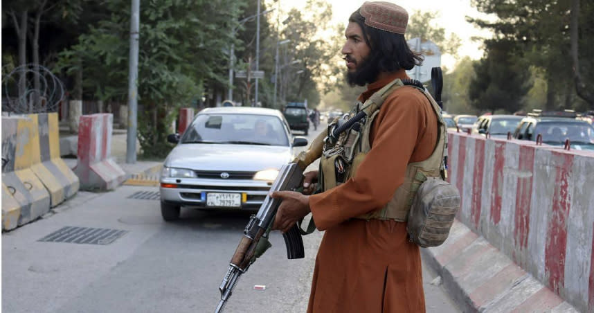 塔利班戰士在阿富汗喀布爾的一個檢查站站崗。（圖／達志／美聯社）