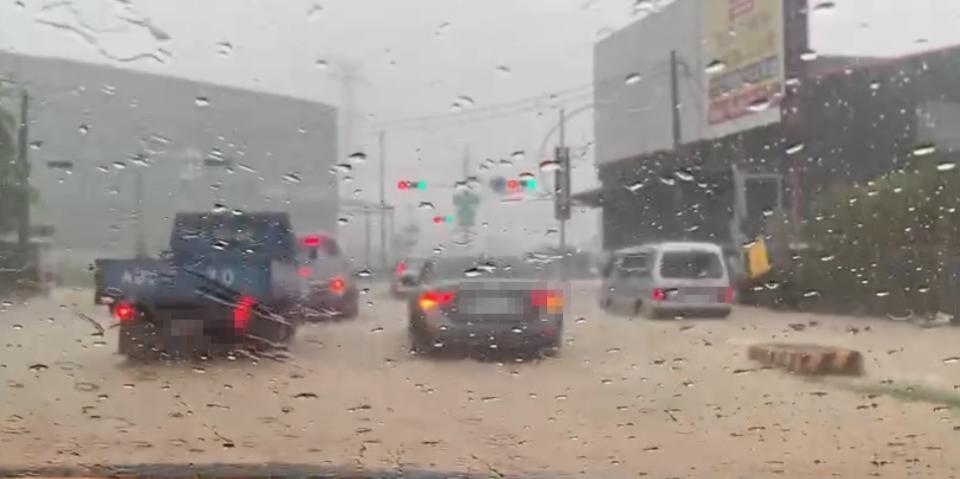 高雄在午後下起大雨，造成部分地區路面積淹水。（圖／東森新聞）