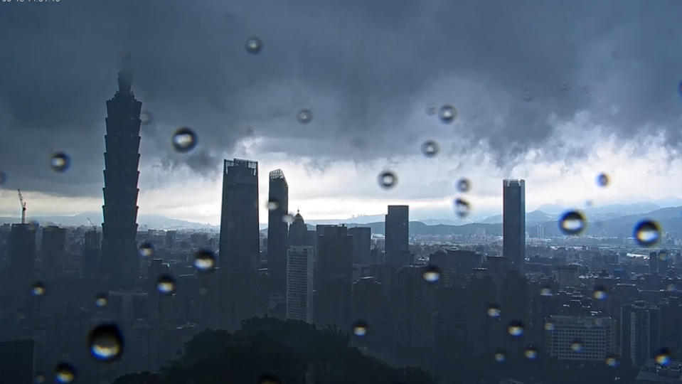 北市今下午下起大雨，信義區天空變黑。翻攝自「象山看台北 - 4K即時影像」YouTube