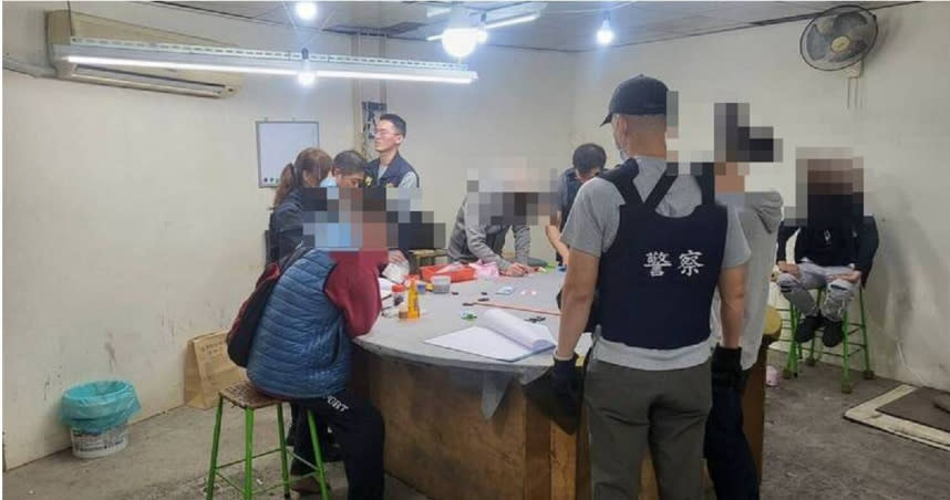 苗栗市一家已歇業的牛樟加工廠竟成了地下賭場，警方在深夜搗破入內時仍有22名賭客在此聚賭。（圖／翻攝畫面）