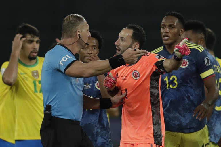 David Ospina cuestiona el fallo de Nestor Pitana; los colombianos se sintieron despojados en el triunfo de Brasil