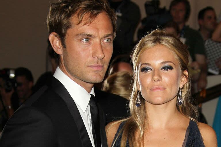 Jude Law y Sienna Miller se separaron en 2005 tras una infidelidad del actor con la niñera de sus hijos. Aunque años más tarde volvieron a darse una oportunidad, la relación no prosperó en el tiempo