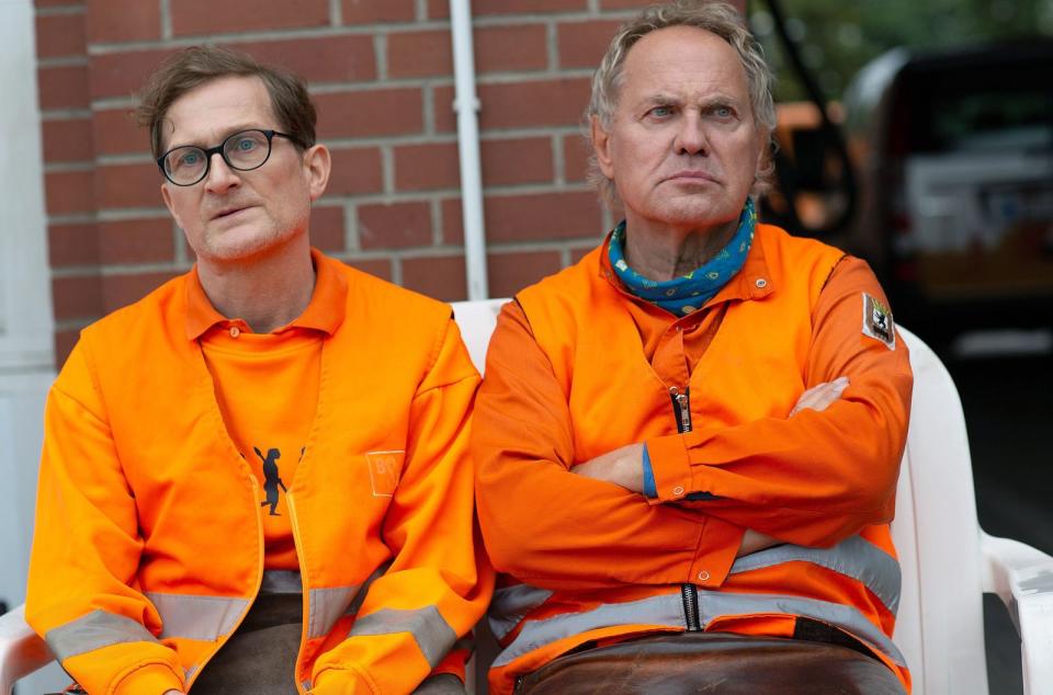 Im Einsatz an der Müllfront: Uwe Ochsenknecht (rechts, mit Jan Hentschel). (Bild: ARD Degeto/Hagen Bogdanski)