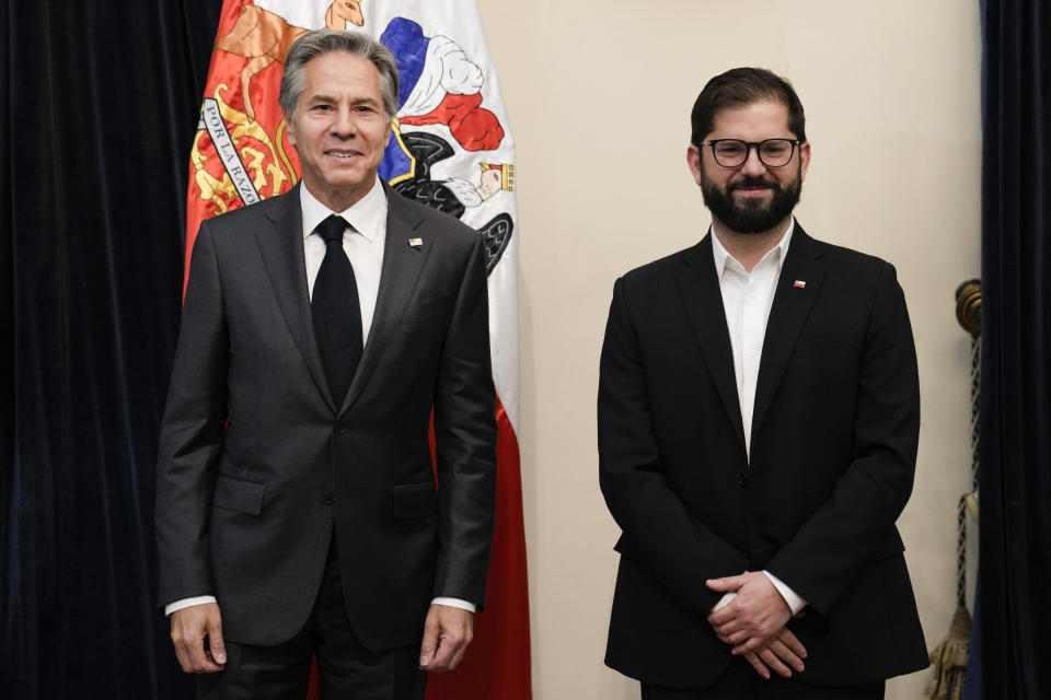 El presidente de Chile, Gabriel Boric, a la derecha, y el secretario de Estado de Estados Unidos, Antony Blinken, posan para una fotografía en el Palacio de La Moneda en Santiago, Chile, el miércoles 5 de octubre de 2022. (AP Foto/Esteban Félix, Pool)