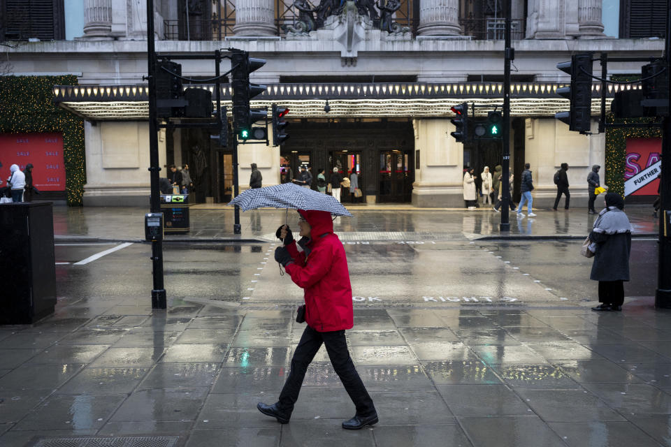 FTSE On the first day back to work after the Christmas and New Year holidays, shoppers walk past the exterior of Selfridges on Oxford Street, on 3rd January 2023, in London, England. (Photo by Richard Baker / In Pictures via Getty Images)