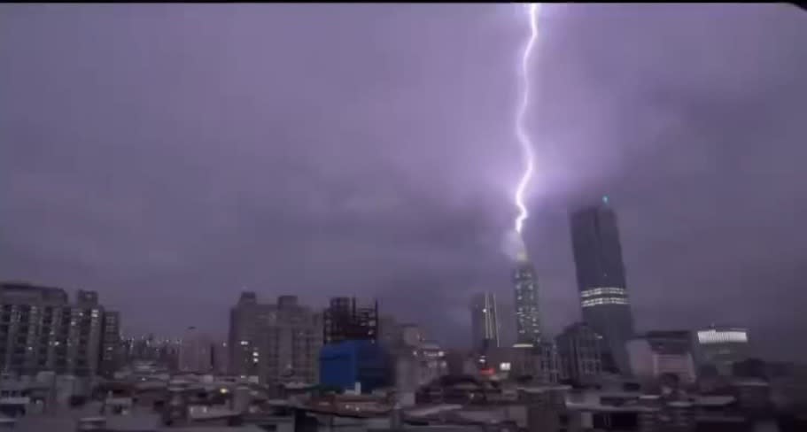 雷擊畫面相當震撼。（圖／翻攝自臉書 網友莊潤程提供）