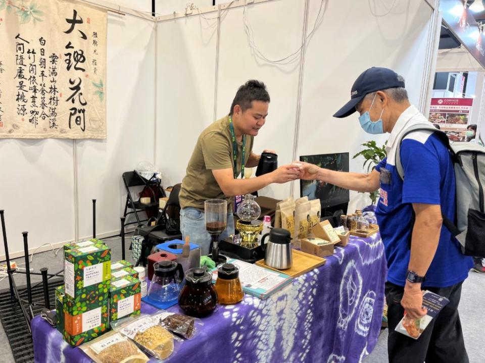 捌玖莊園咖啡代表南市參加台灣美食展，現煮咖啡吸引民眾品嘗。（觀旅局提供）