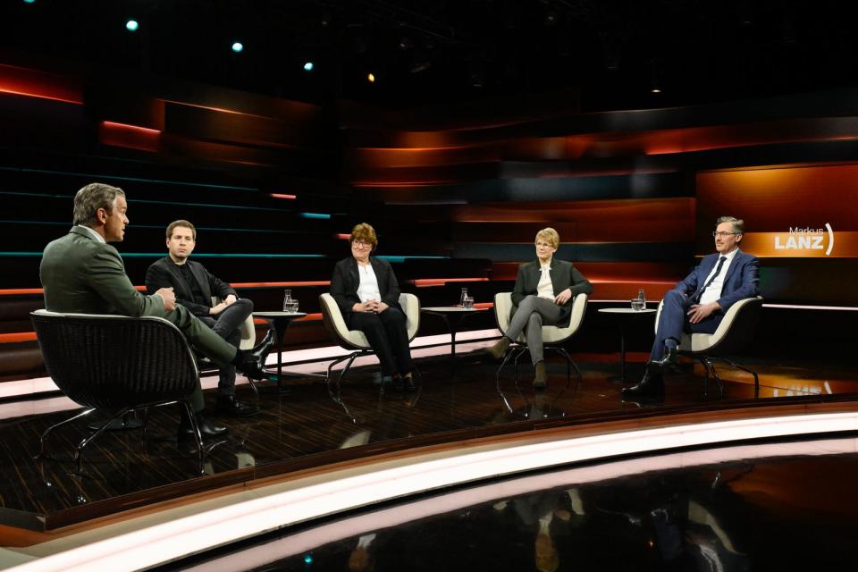 Markus Lanz (links) diskutierte am Mittwochabend mit (von links) SPD-Generalsekretär Kevin Kühnert, Unternehmerin Martina Nighswonger, Ökonomin Veronika Grimm und Journalist Daniel Sturm. (Bild: ZDF / Markus Hertrich)