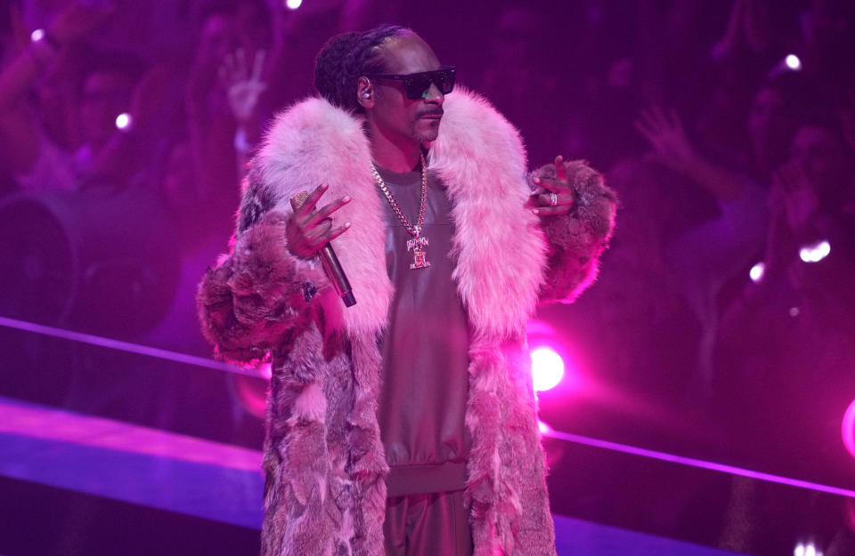 Snoop Dogg interpreta "From the D 2 the LBC" en los Premios MTV a los Videos Musicales en el Prudential Center el domingo 28 de agosto de 2022 en Newark, Nueva Jersey. (Foto Charles Sykes/Invision/AP)