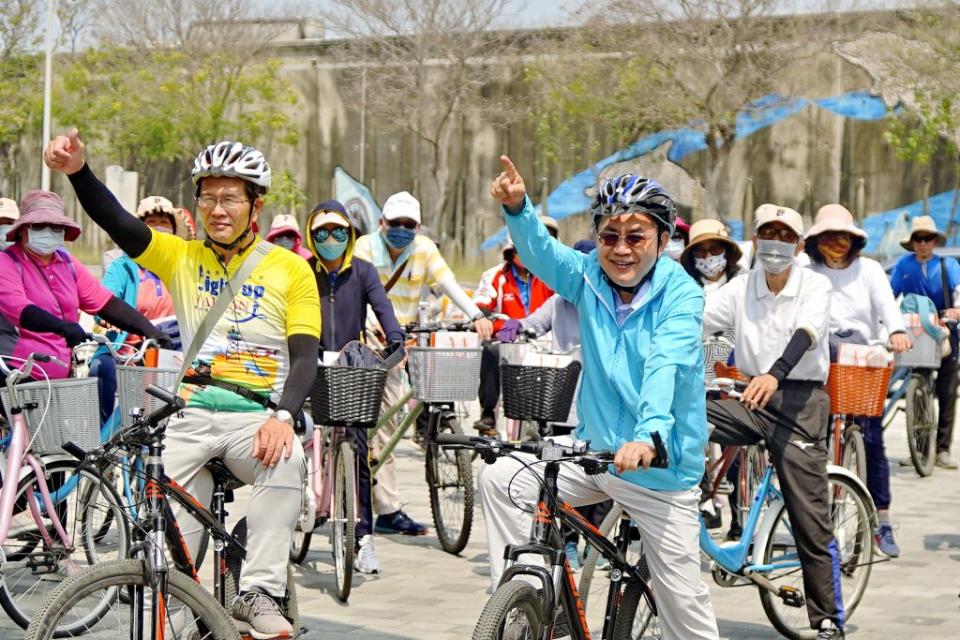 二０二三安心騎‧平安遊，雲林口湖自行車旅遊安全宣導，吸引遊客參與騎乘賞海線風光。（記者陳正芬攝）