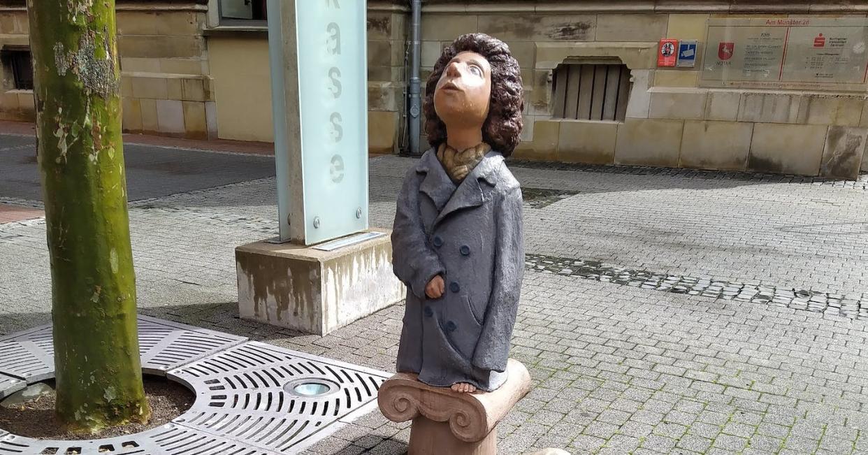 Escultura de 'Momo' en Northeim (Alemania). <a href="https://commons.wikimedia.org/wiki/File:Momo_(Northeim)_1.jpg" rel="nofollow noopener" target="_blank" data-ylk="slk:Gerd Fahrenhorst/Wikimedia Commons;elm:context_link;itc:0;sec:content-canvas" class="link ">Gerd Fahrenhorst/Wikimedia Commons</a>, <a href="http://creativecommons.org/licenses/by/4.0/" rel="nofollow noopener" target="_blank" data-ylk="slk:CC BY;elm:context_link;itc:0;sec:content-canvas" class="link ">CC BY</a>